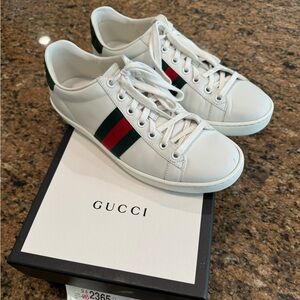 Gucci Ace Lowtop Sneakers, size 38 (fits 8.5), great condition.